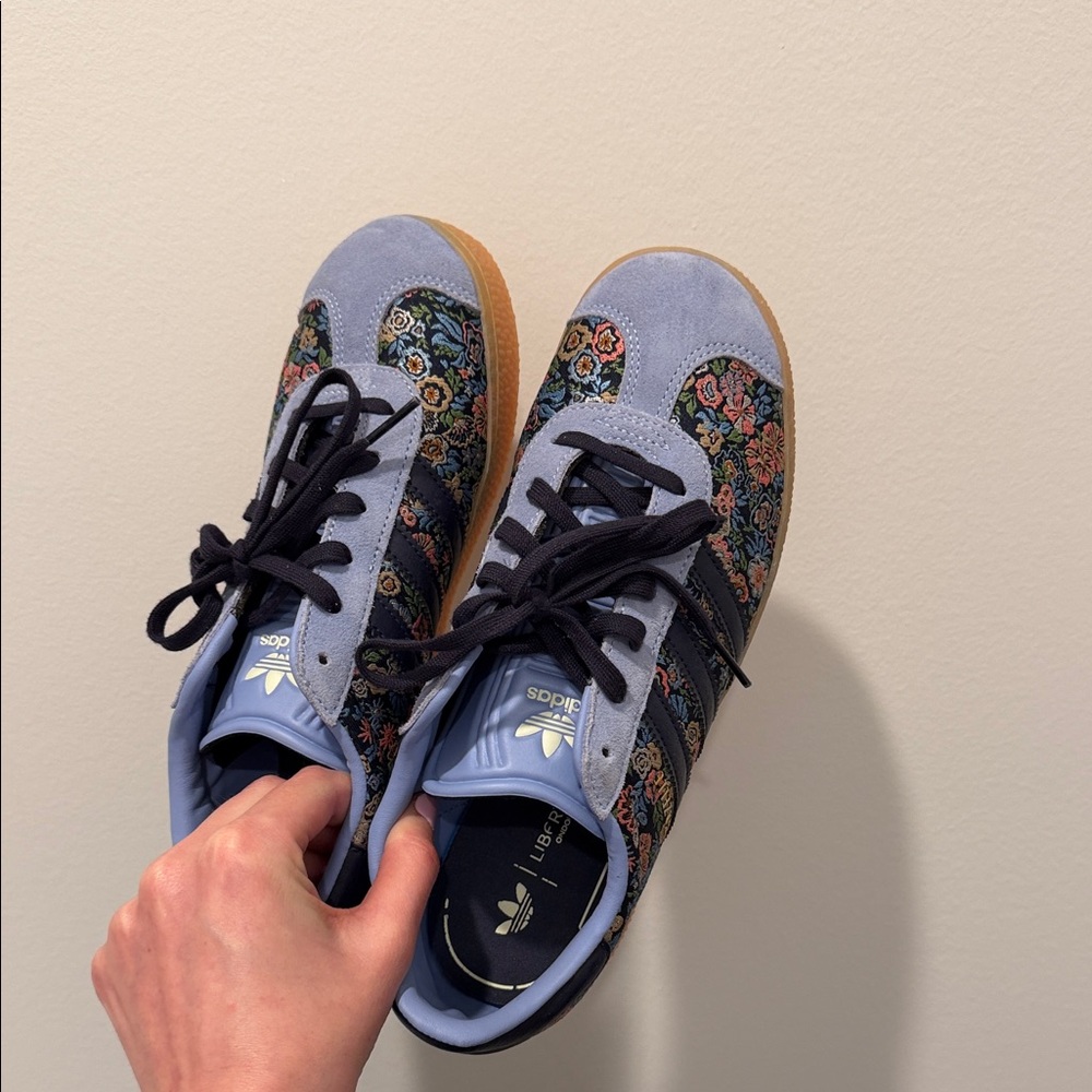 adidas kids liberty London Gazelle Floral Sneakers - Light Blue, Black & Floral